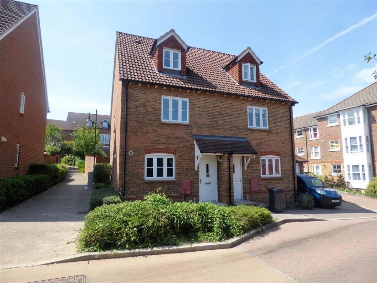 3 bedroom Semi-detached house To Let